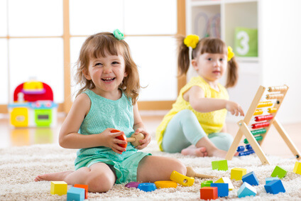 おもちゃで遊ぶ女の子