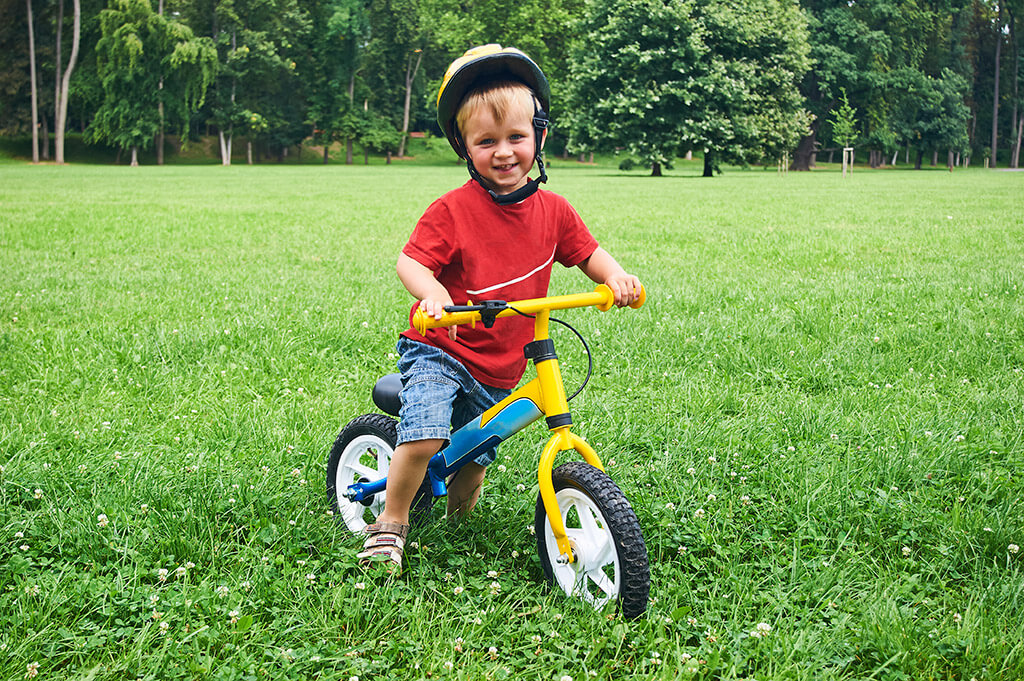 自転車に乗る男の子