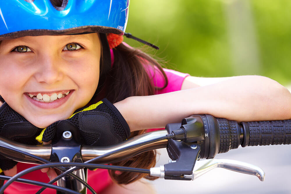 自転車に乗って笑顔の子供