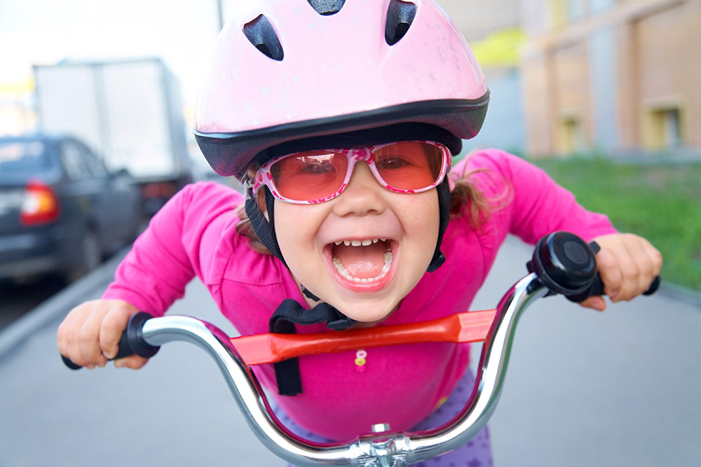 自転車で笑顔の子供